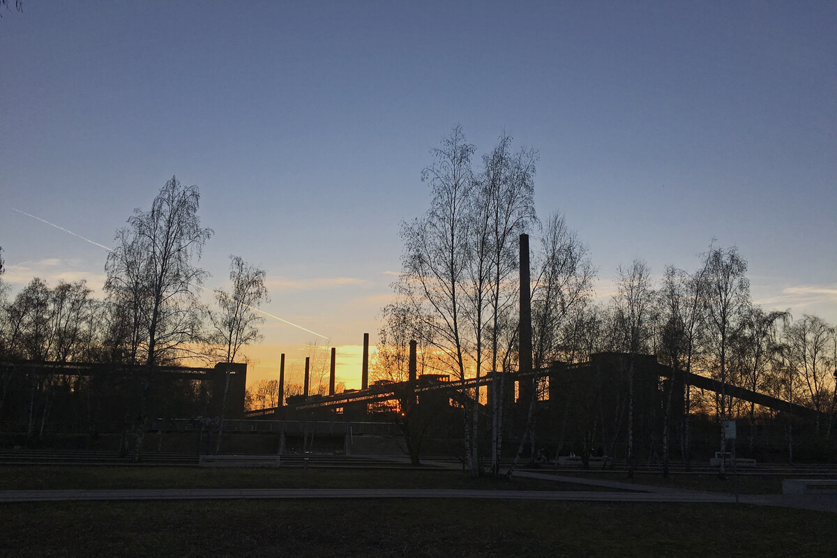 Das Foto zeigt die Kokerei Zollverein im Sonnenuntergang