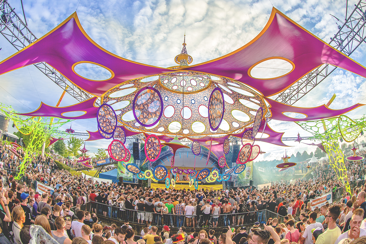 Das Bild zeigt eine Festivalbühne im OlgaPark