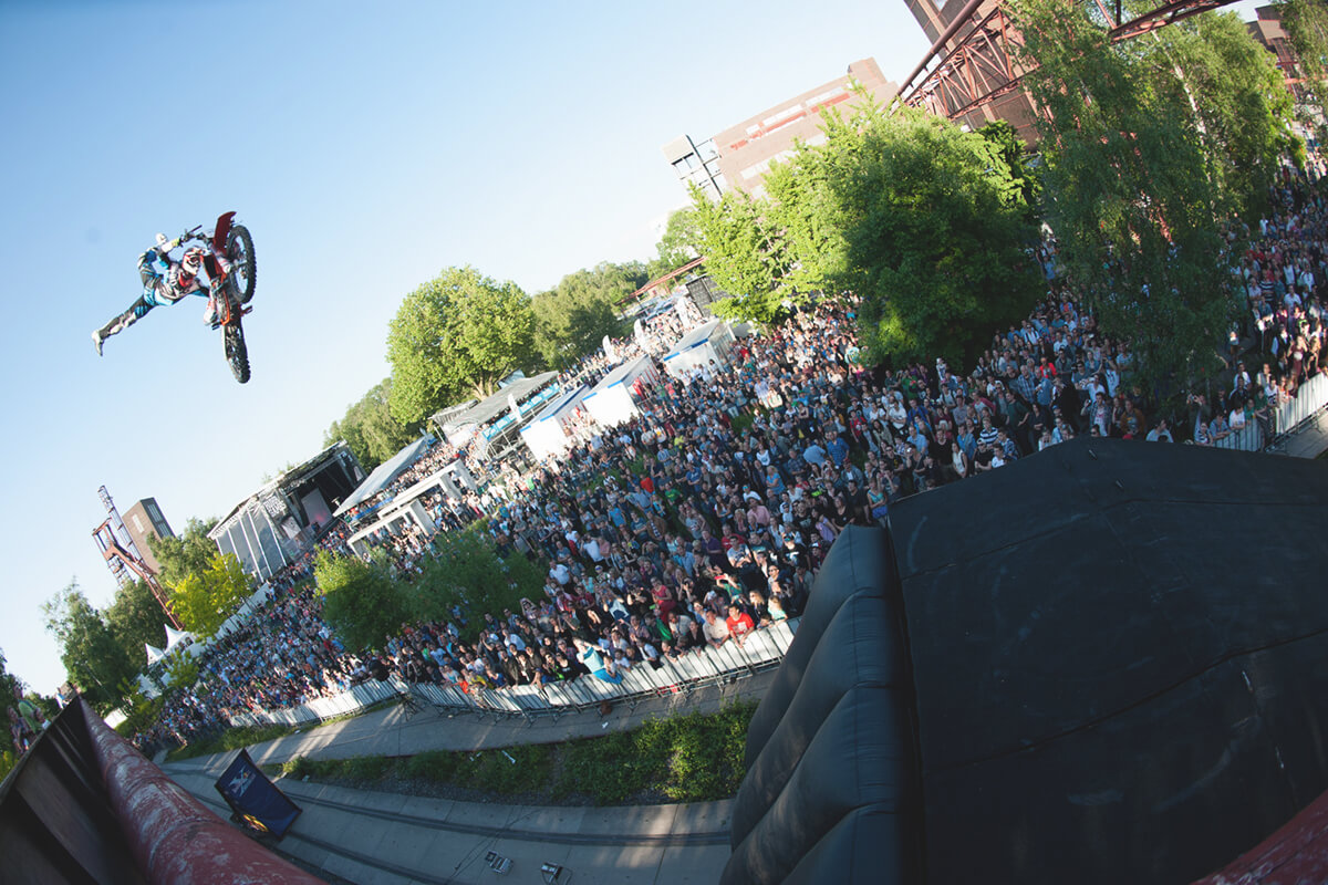 Das Bild zeigt einen Motorcrossfahrer in der Luft
