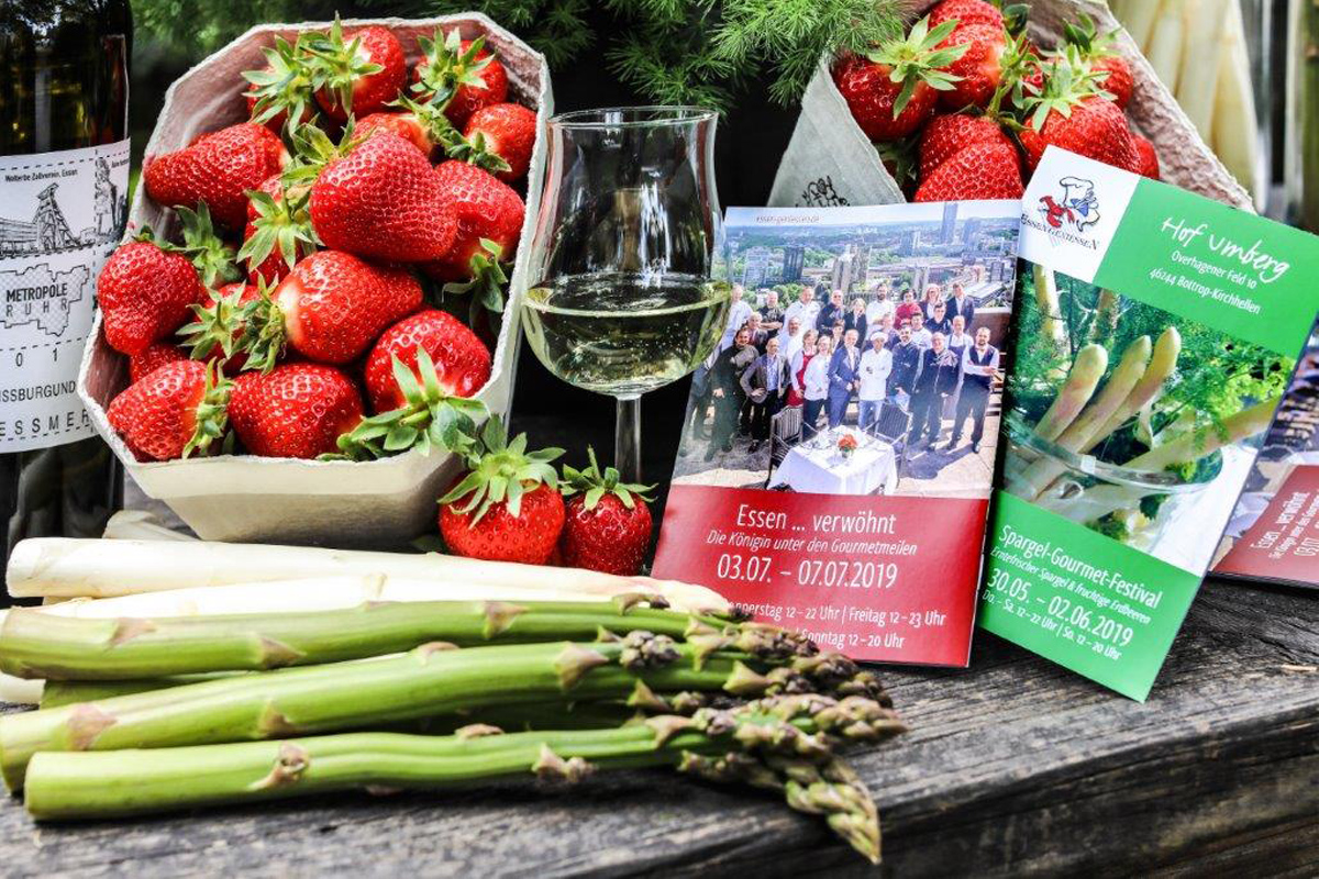 Das Foto zeigt Spargel, Erdbeeren und Programmhefte des Spargel-Gourmet-Festivals in Bottrop-Kirchhellen