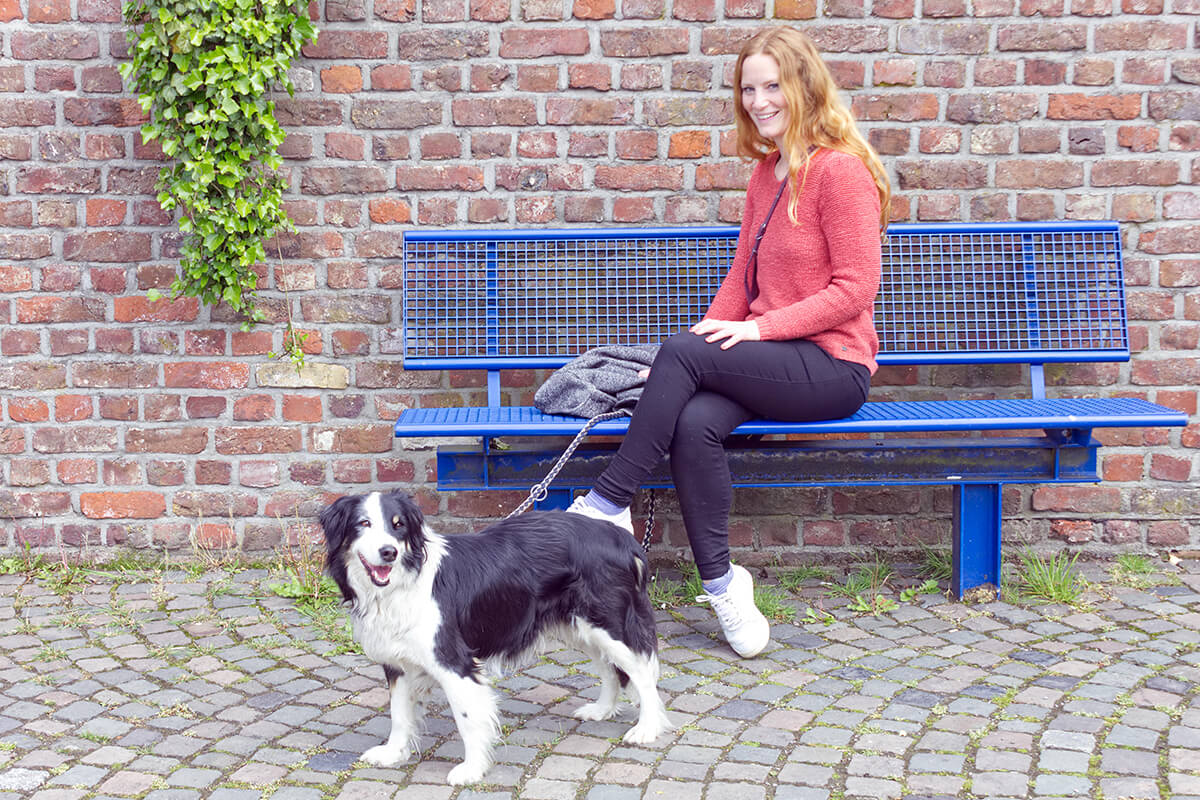 Das Foto zeigt Bloggerin Rebecca mit Hund Fino am Haus Ripshorst in Oberhausen, das sich bestens als Zwischenstopp bei einem Kurzurlaub mit Hund im Ruhrgebiet eignet