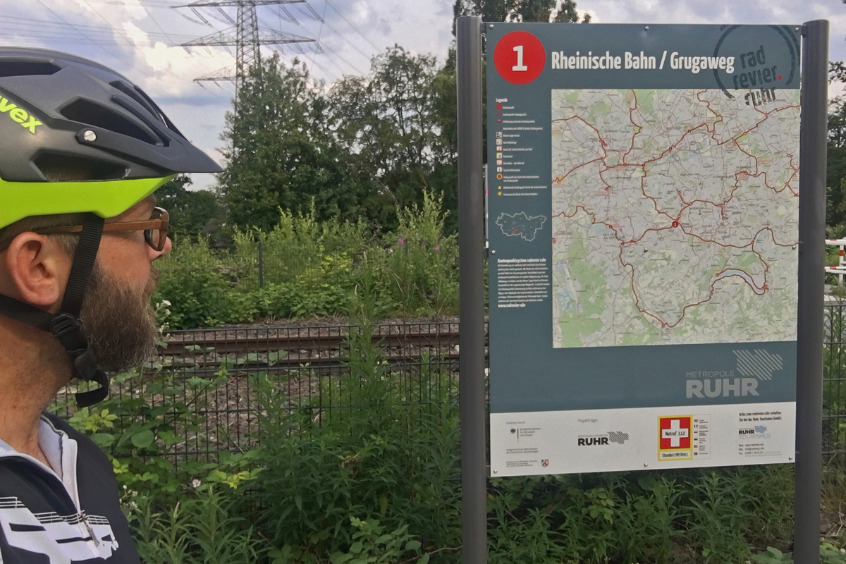 Das Bild zeigt die Knotenpunkttafel der Rheinischen Bahn
