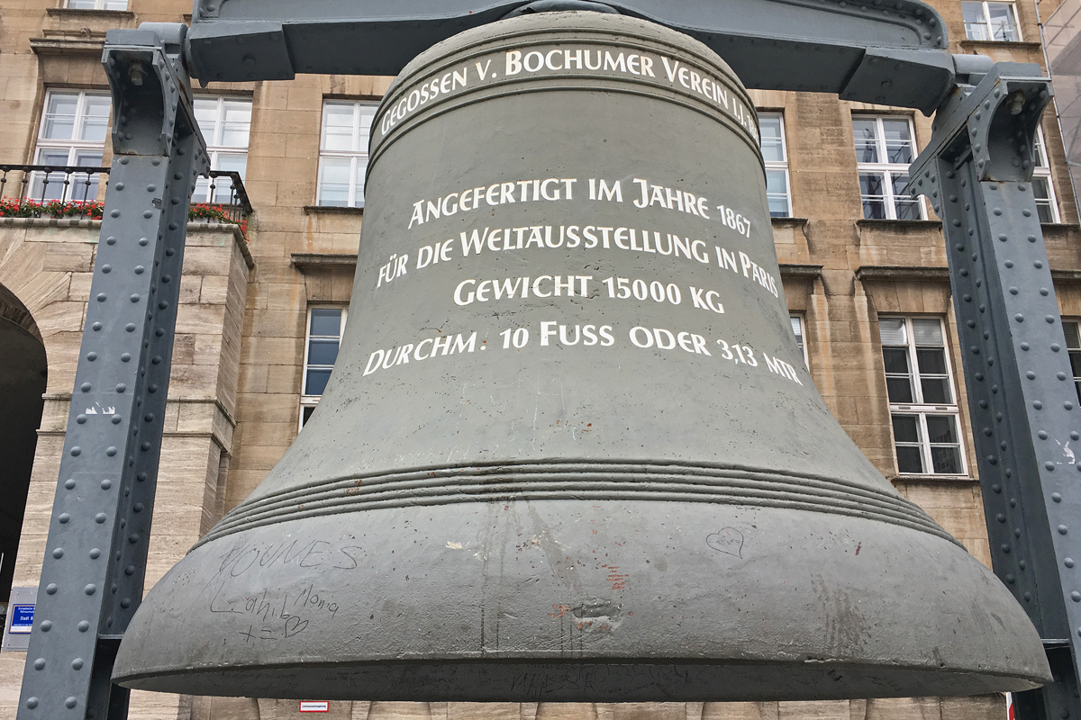 Das Bild zeigt die Glocke vor dem Bochumer Rathaus