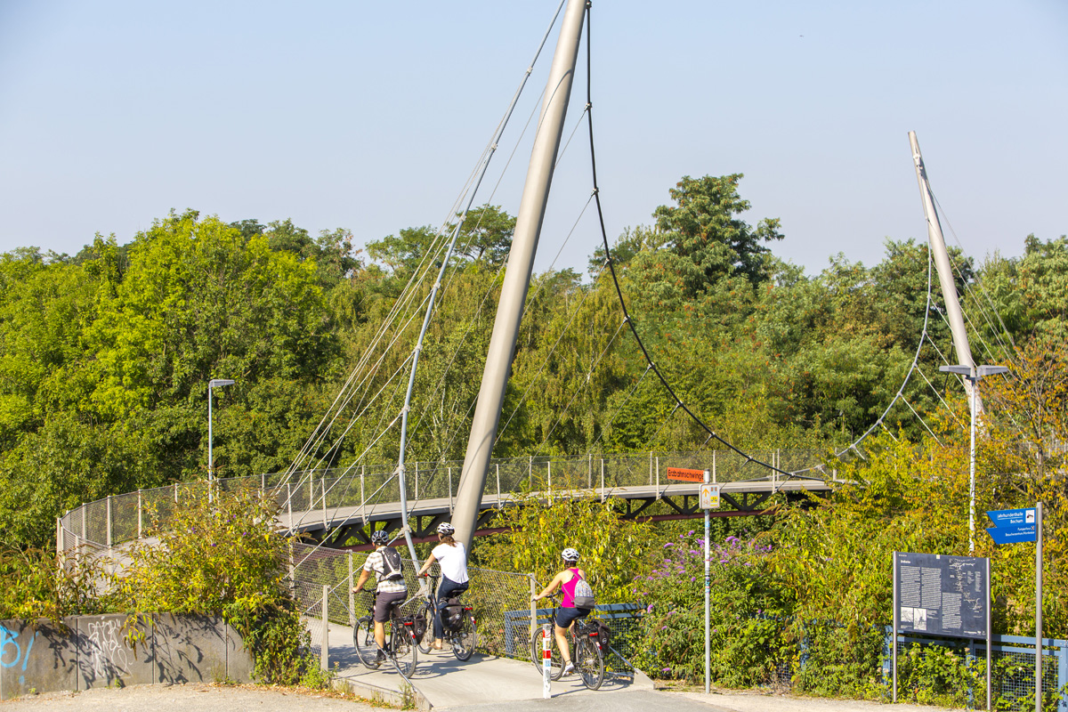 Das Bild zeigt die Erzbahnschwinger der Erzbahntrasse am Westpark in Bochum