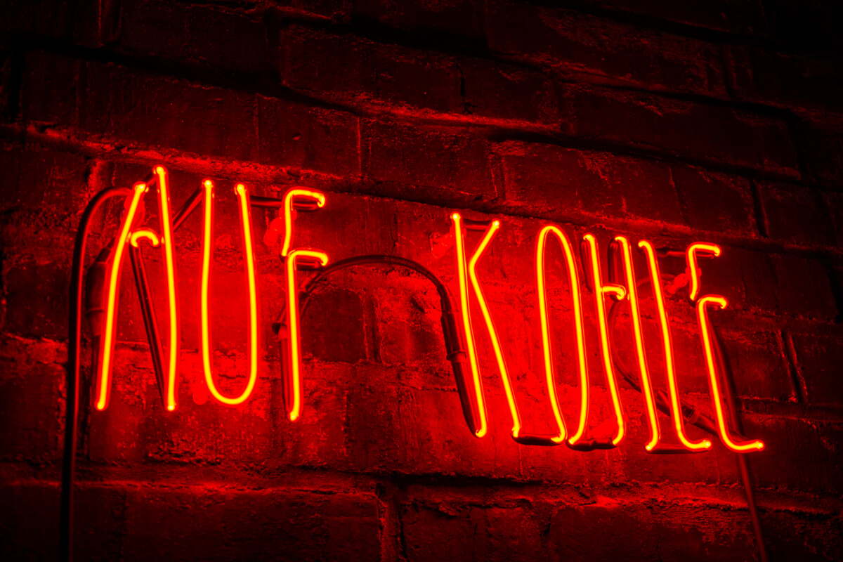 Das Bild zeigt den leuchtenden Schriftzug Auf Kohle im Bergwest Ost in Hamm