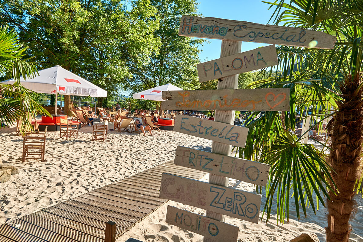 Das Foto zeigt das StrandDeck Kemnade am Kemnader See, eines der vielen Beach Clubs im Ruhrgebiet