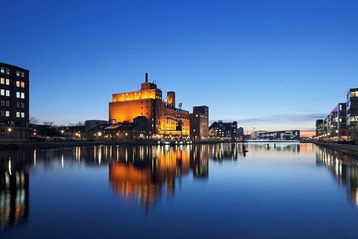 Das Bild zeigt den Innenhafen Duisburg in der Abenddämmerung