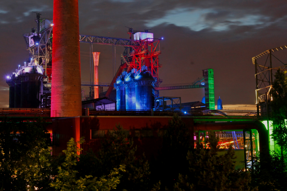 Das Bild zeigt den beleuchteten Landschaftspark Duisburg-Nord
