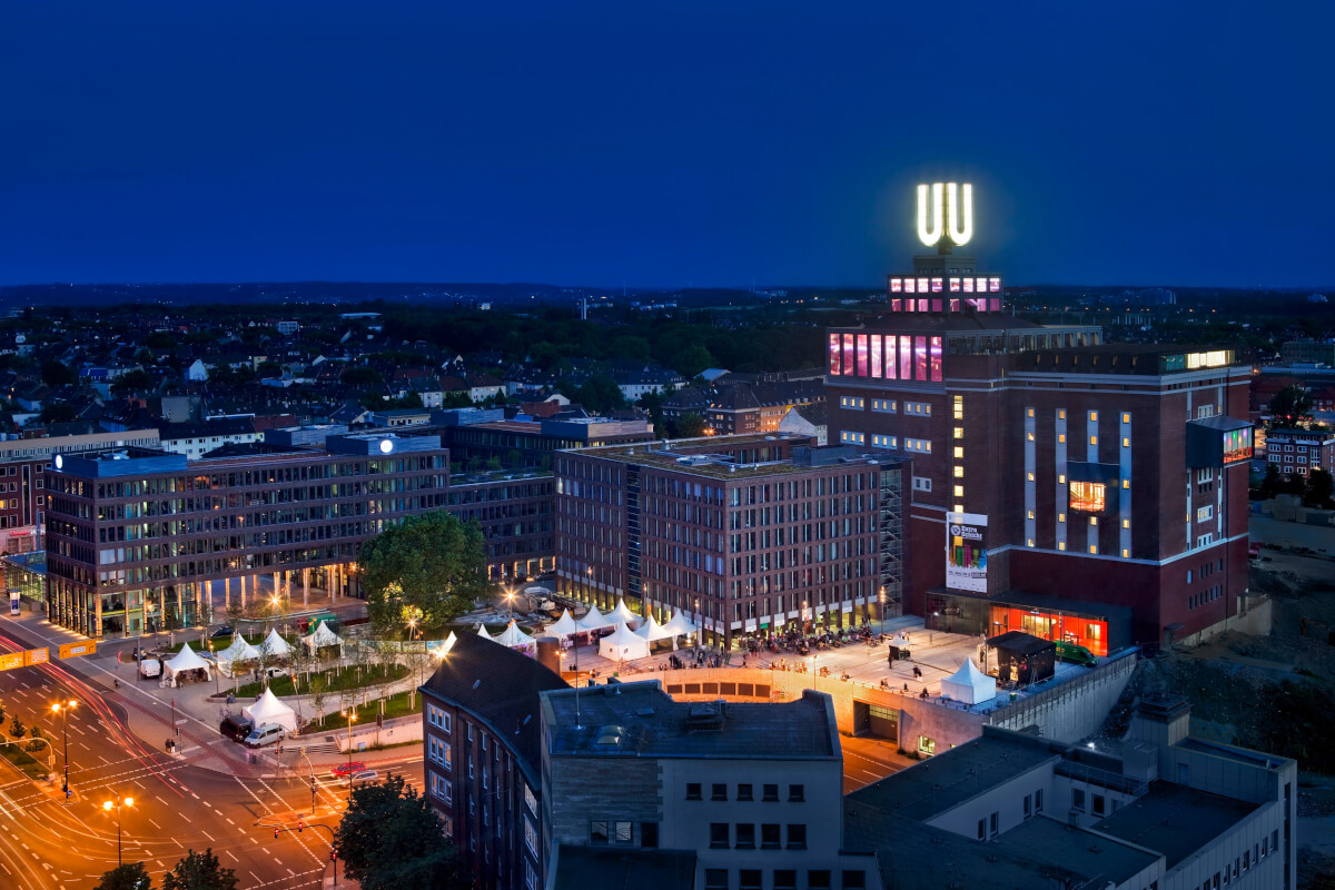 Das Bild zeigt das Dortmunder U in der Dunkelheit