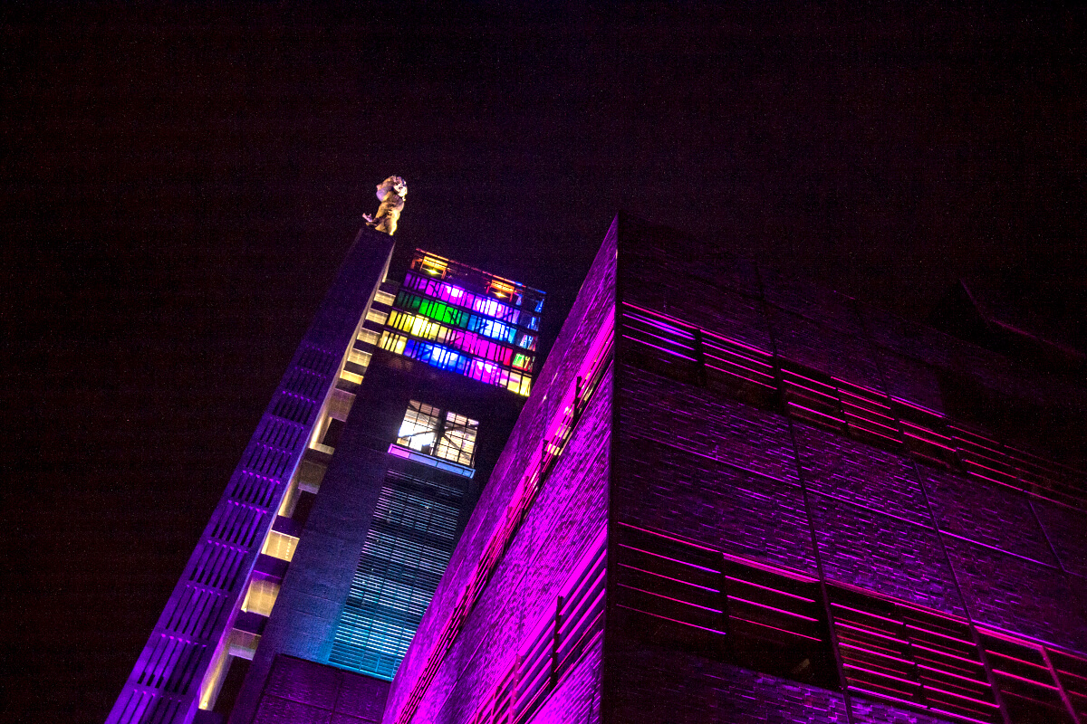 Das Bild zeigt den beleuchteten Nordsternturm Gelsenkirchen