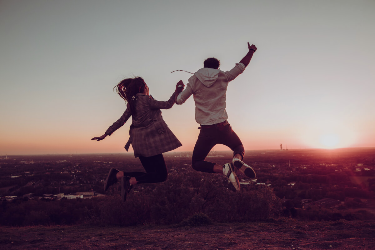 Das Bild zeigt zwei Personen bei Sonnenuntergang auf der Halde Haniel