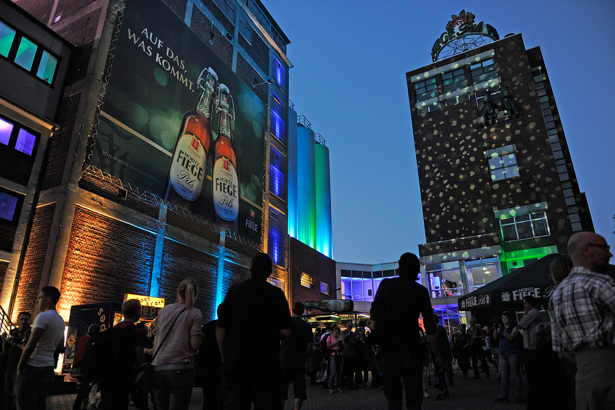 Das Bild zeigt das Open Air Kino auf dem Gelände der Fiege Brauerei in Bochum