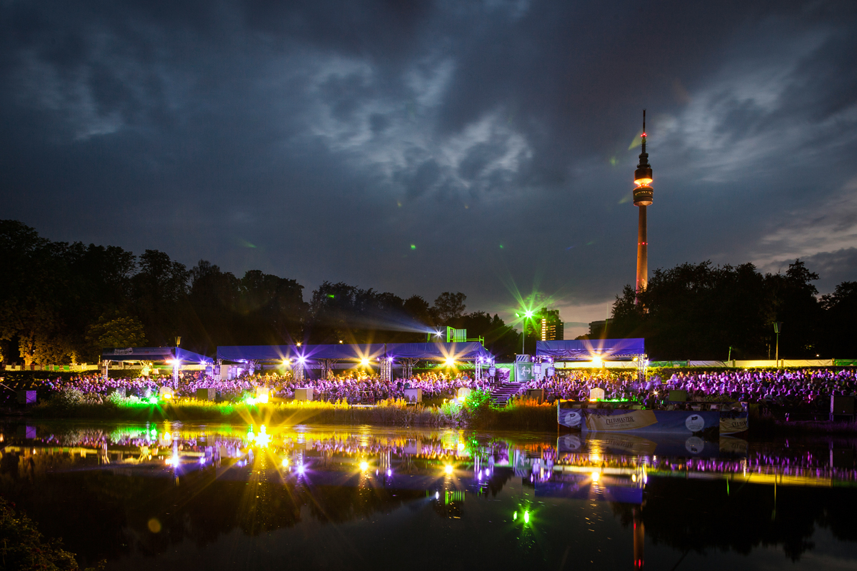 Das Bild zeigt den Blick auf die Tribüne im Open Air Kino Westfalenpark