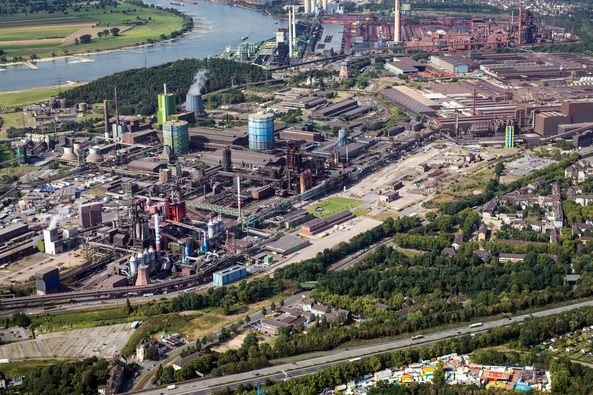 Das Bild zeigt eine Luftaufnahme des Thyssen Krupp Werks in Duisburg