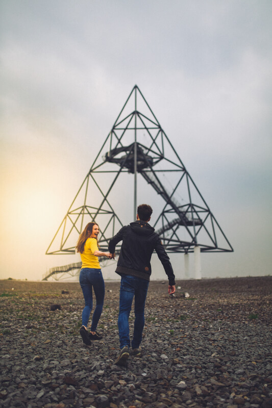 Das Bild zeigt zwei Personen vor dem Tetraeder in Bottrop