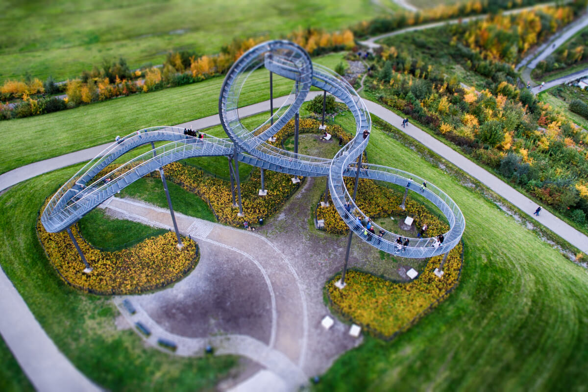 Das Bild zeigt die Skulptur Tiger & Turtle auf der Heinrich-Hildebrand-Höhe in Duisburg