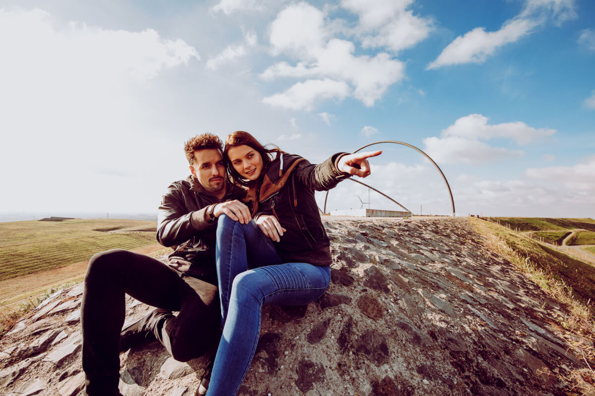 Das Bild zeigt zwei Personen auf der Halde Hoheward in Herten