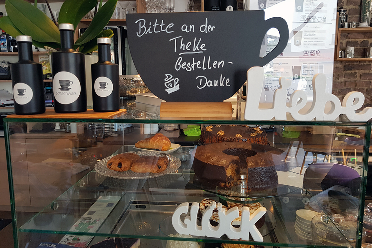 Das Foto zeigt die Kuchentheke im Café Pottschwarz in Mülheim an der Ruhr