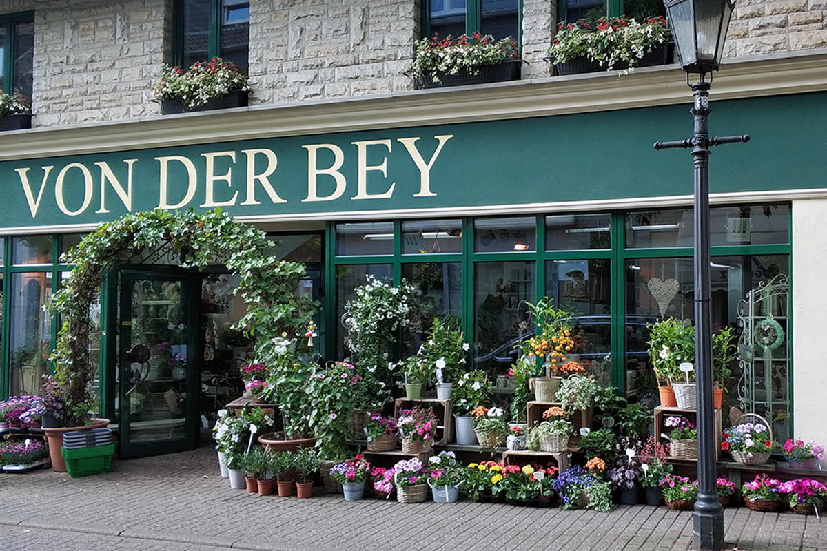 Das Fotoo zeigt die idyllische Fassade des Blumenladens von der Bey in Dorf Saarn