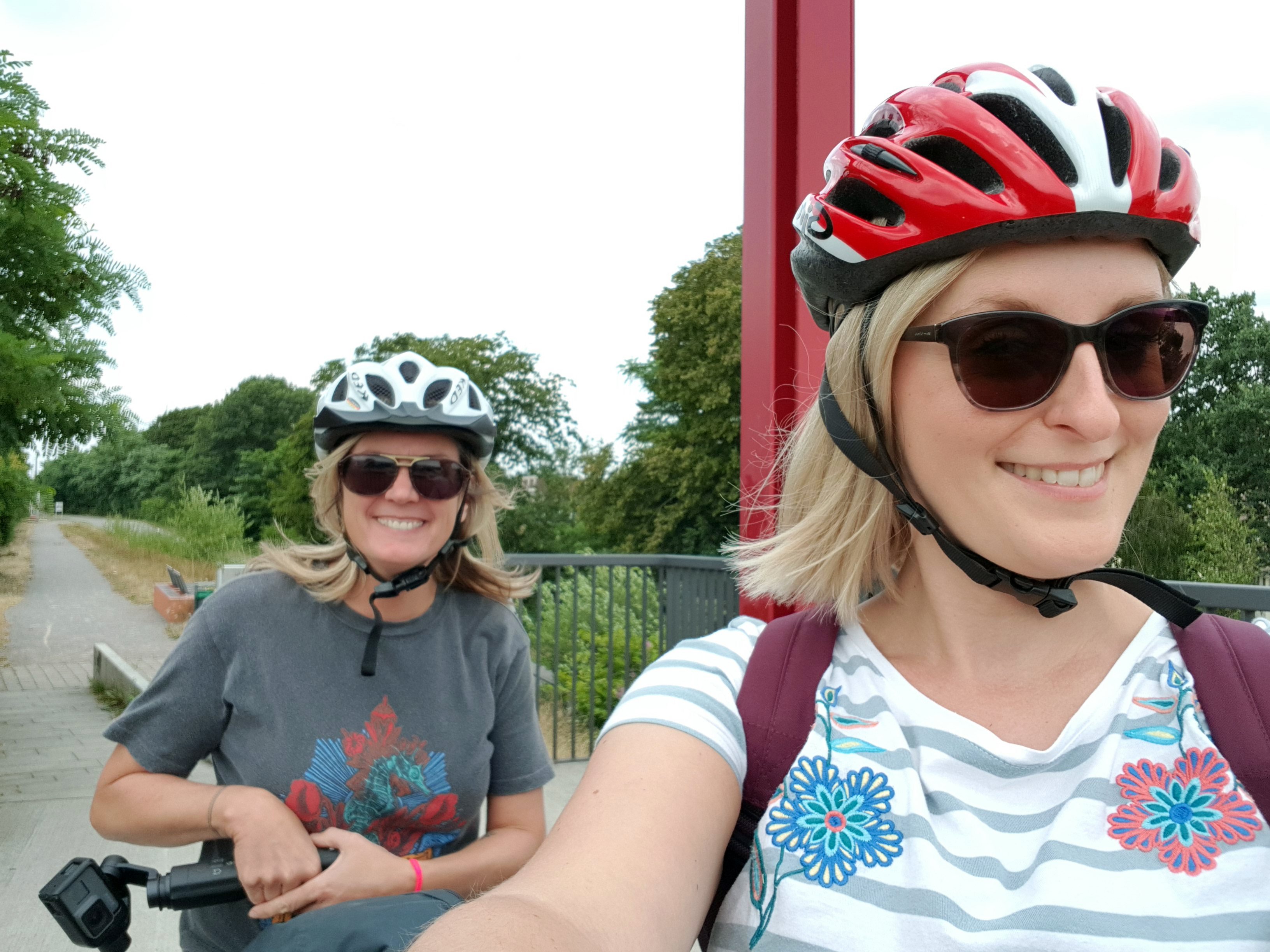 Das Bild zeigt zwei Frauen mit Fahrradhelmen