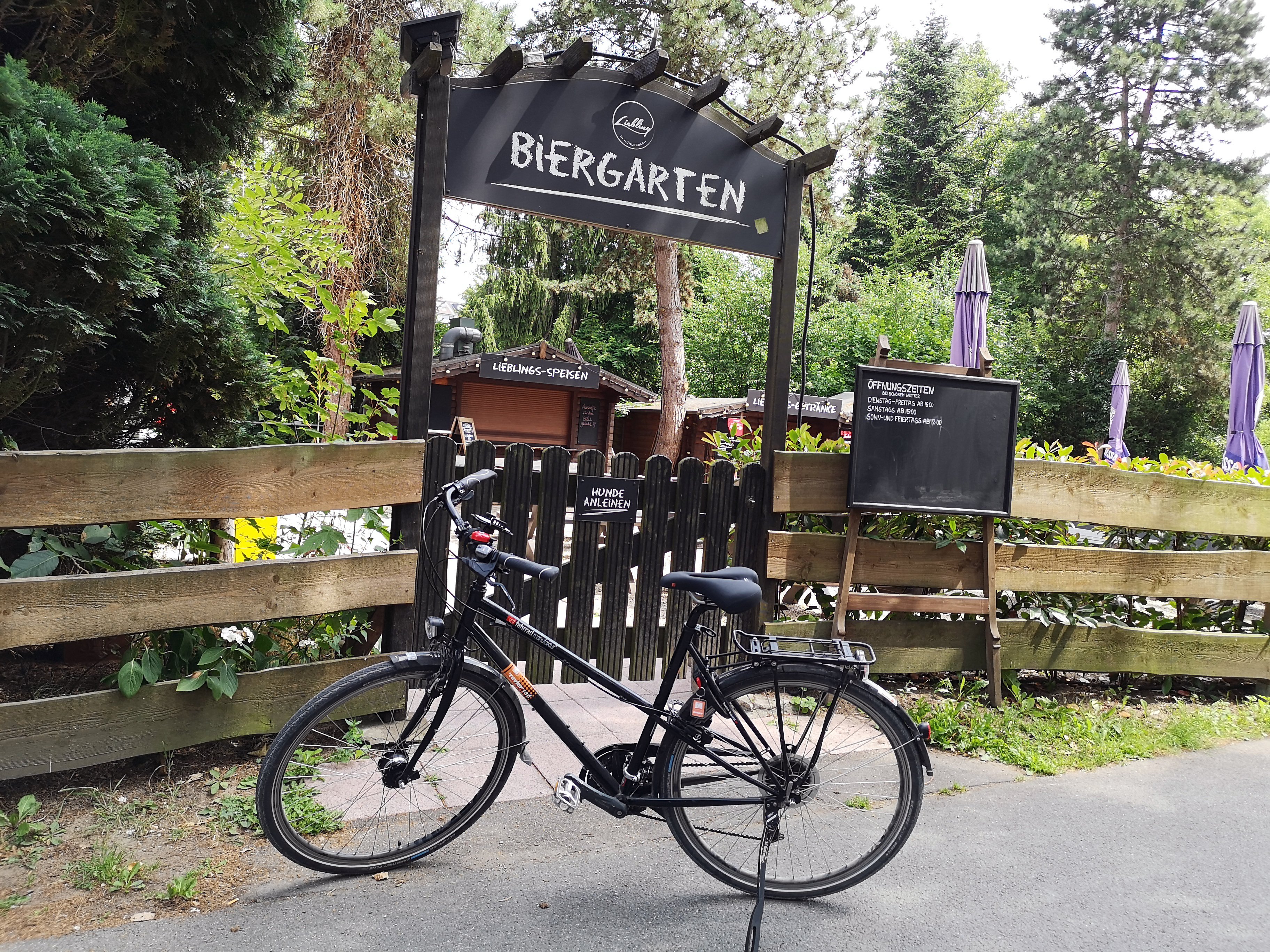 Das Bild zeigt ein Fahrrad vor dem Biergarten Liebling im Hexbachtal in Mülheim an der Ruhr