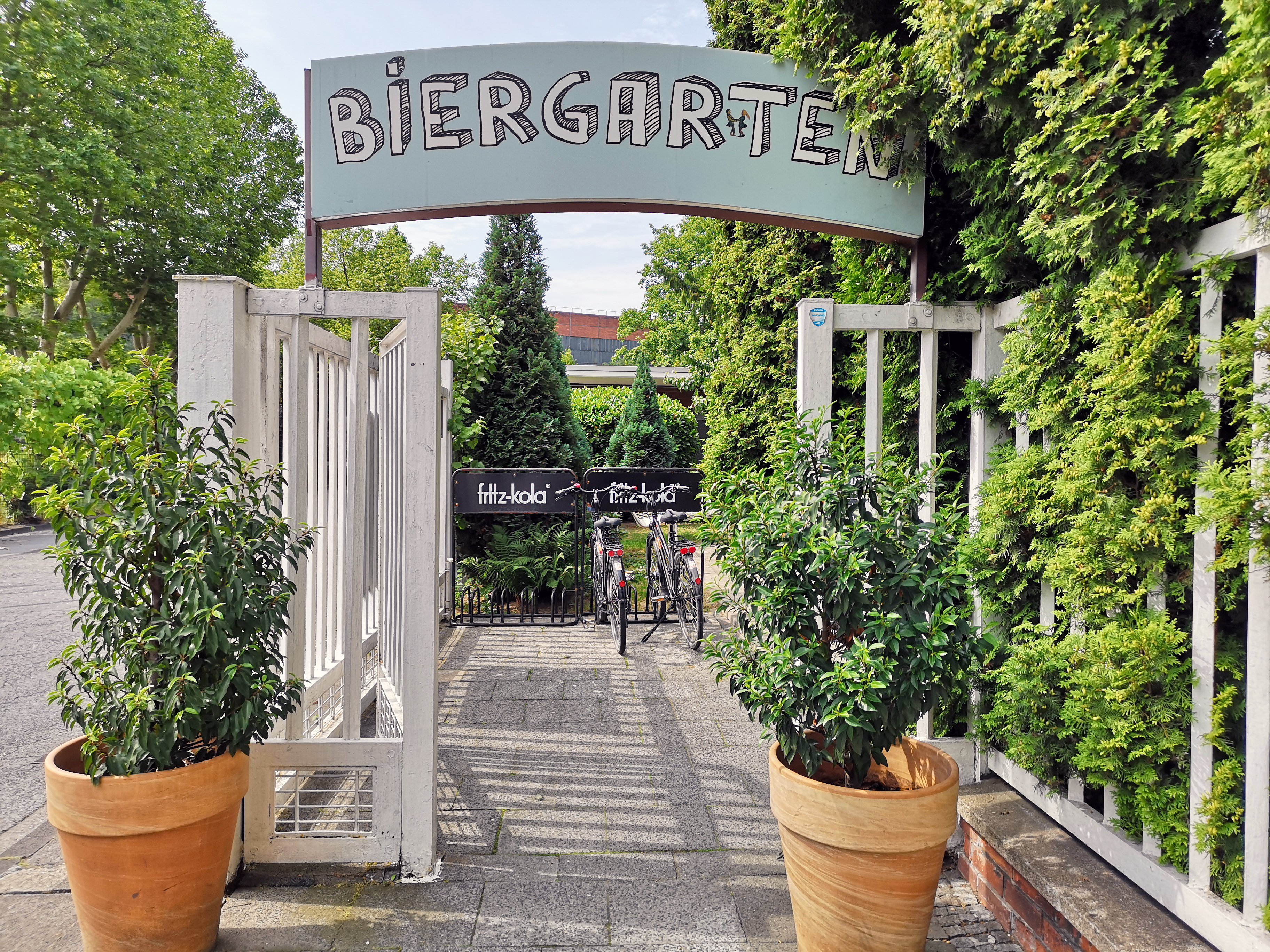 Das Bild zeigt ein Biergarten Schild des In Hostel Veritas in Oberhausen