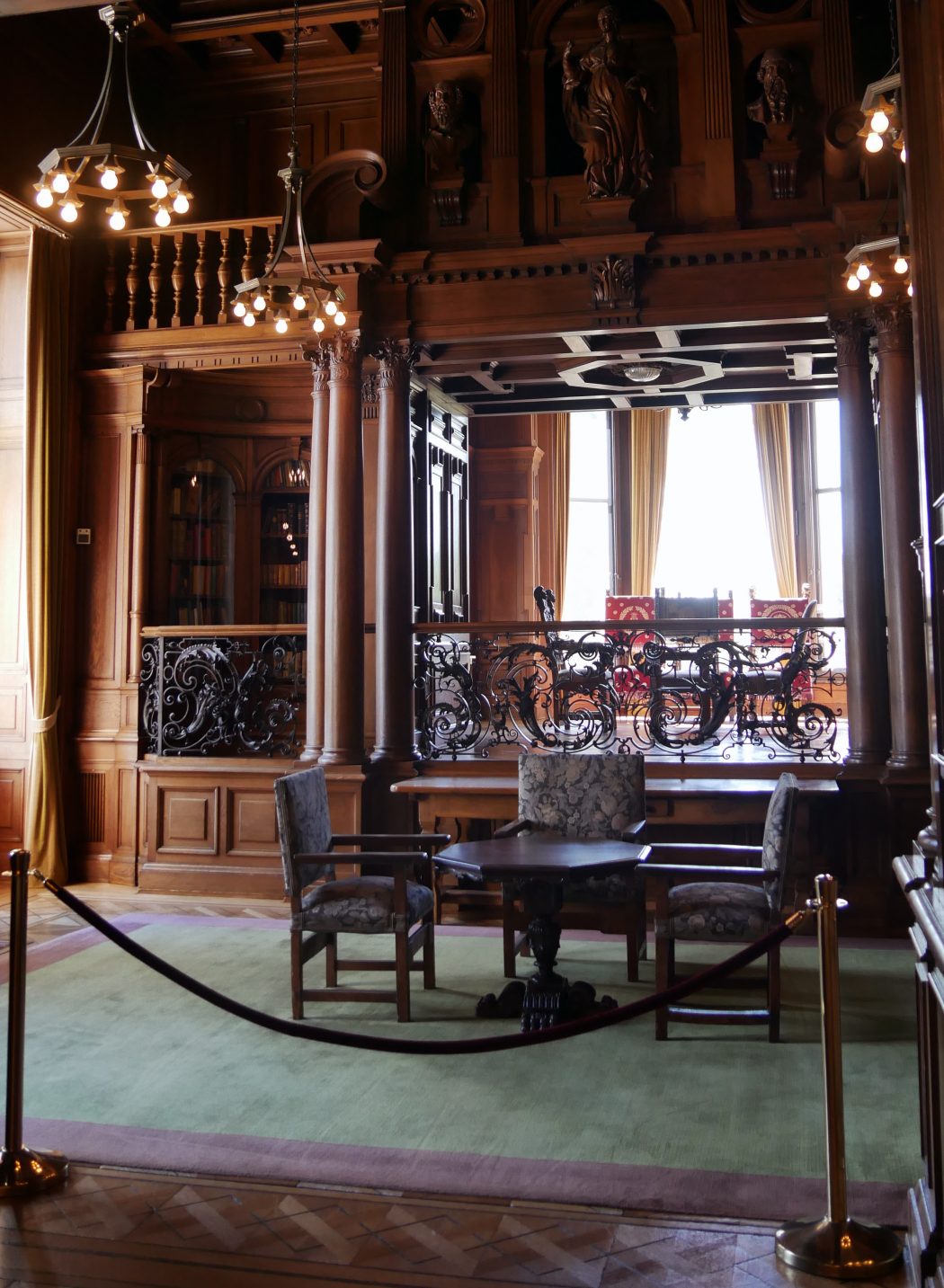 Das Bild zeigt die Bibliothek der Villa Hügel