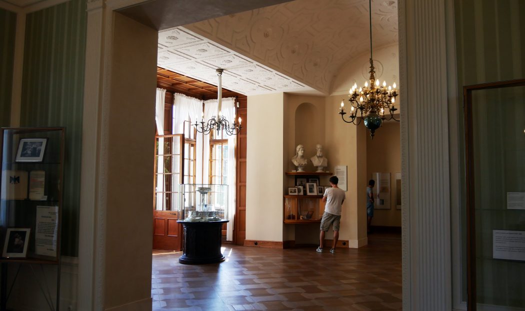 Das Bild zeigt das "Kleine Haus" der Villa Hügel