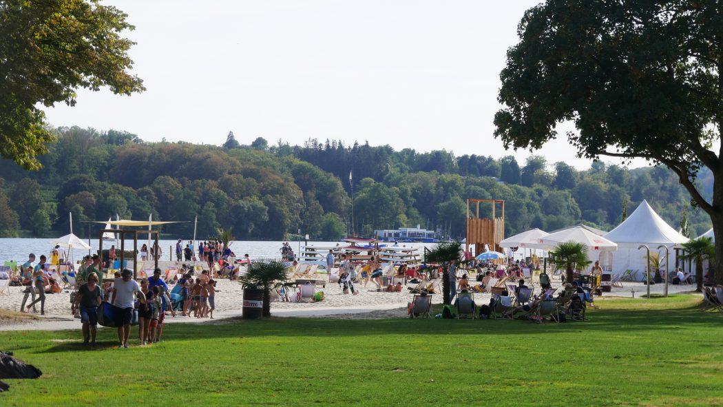Das Bild zeigt den Strandclub Seaside Beach in Essen am Baldeneysee