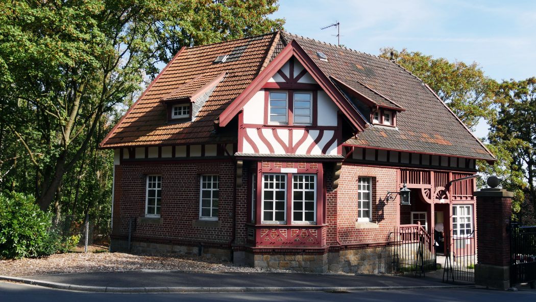 Das Bild zeigt das Torhaus der Villa Hügel