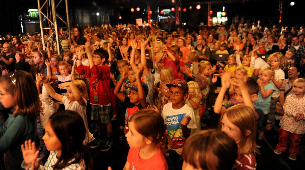 Das Bild zeigt tanzende Kinder auf dem Zeltfestival Ruhr
