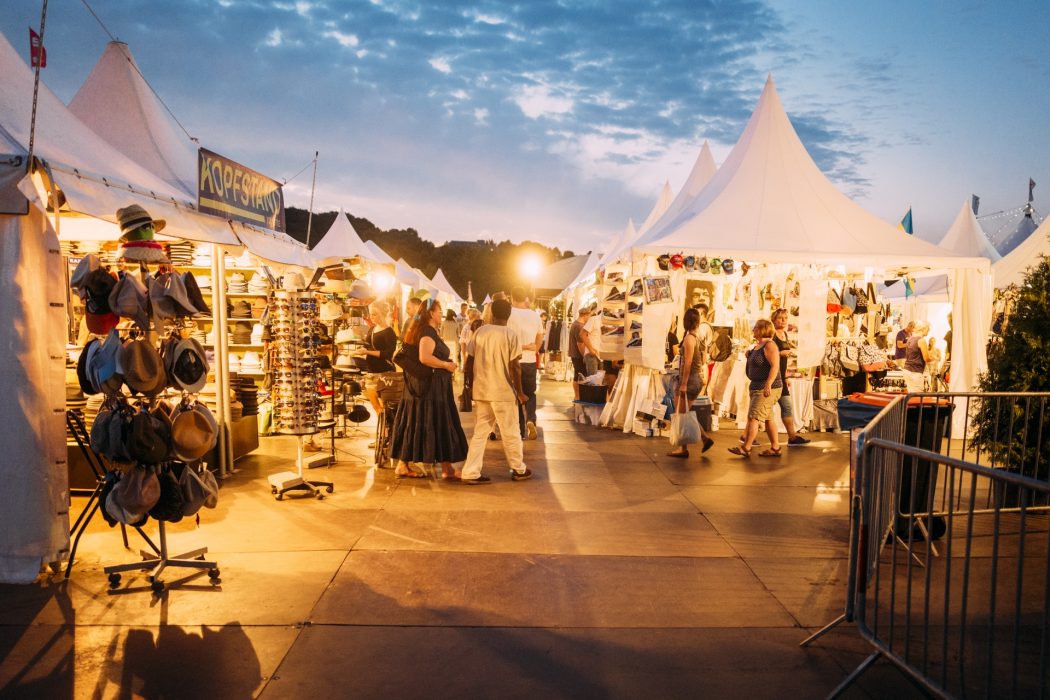 Das Bild zeigt den Markt der Möglichkeiten auf dem Zeltfestival Ruhr in der Dämmerung