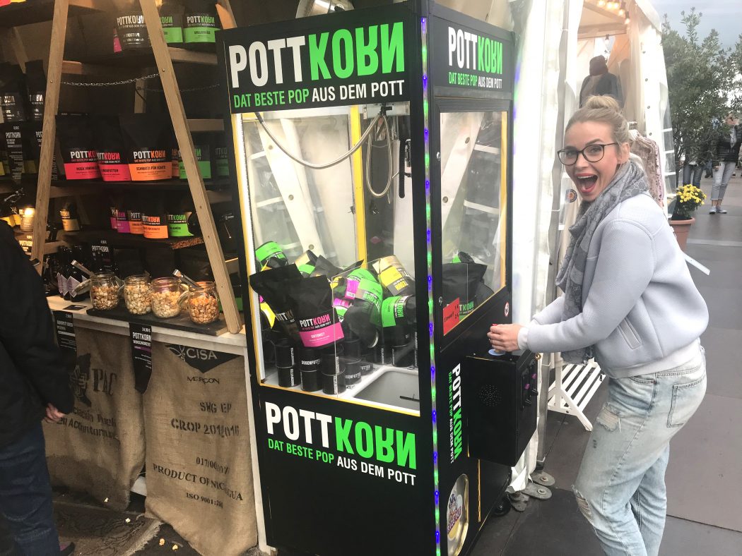 Das Bild zeigt Sandra vor einem POTTKORN Greifautomaten