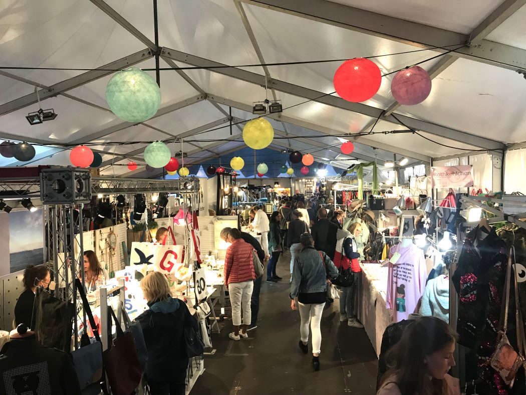 Das Bild zeigt den Markt der Möglichkeiten auf dem Zeltfestival Ruhr
