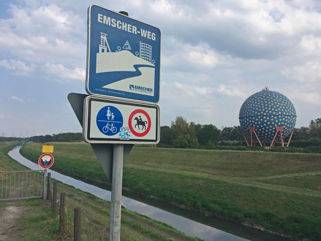 Das Bild zeigt ein Schild auf dem Emscher-Weg.