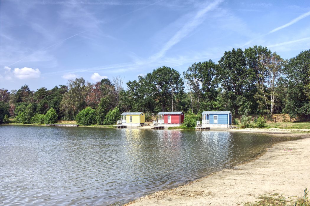 Das Foto zeigt die drei Häuser am See in der Dingdener Heide in Hamminkeln