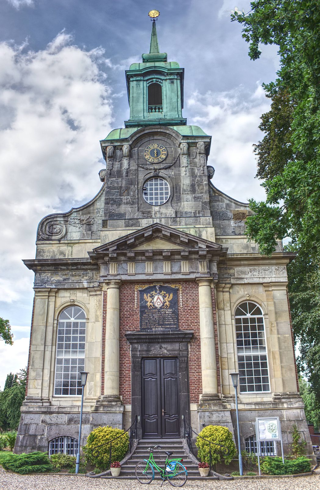 Das Foto zeigt die Schlosskirche des Schloss Diersfordt in Wesel