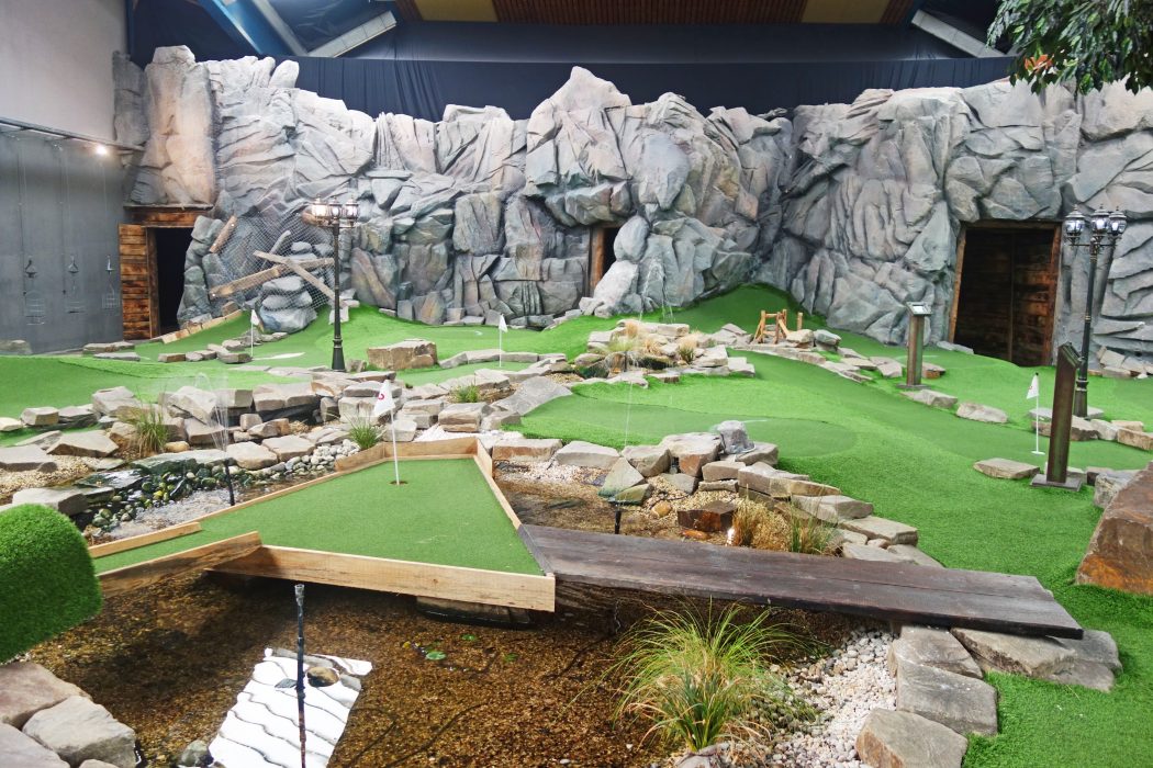 Das Bild zeigt eine Minigolf-Anlage im Alma Park