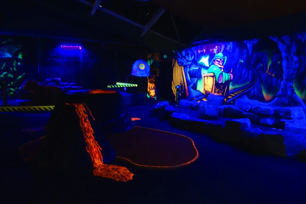 Das Bild zeigt die Minigolf-Anlaga im Alma Park im Schwarzlicht