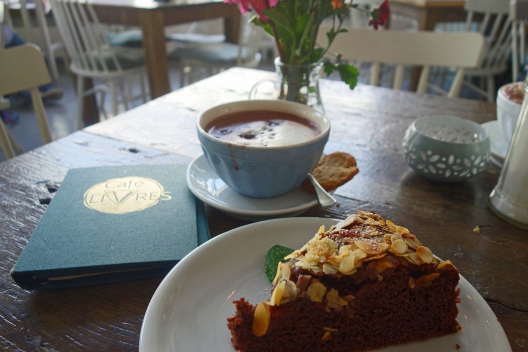 Das Bild zeigt ein Stück Kuchen im Café LIVRES