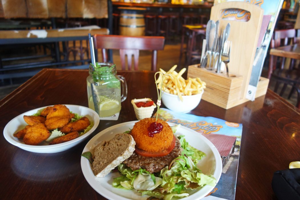 Das Bild zeigt Pommes und Burger im Road Stop Dortmund