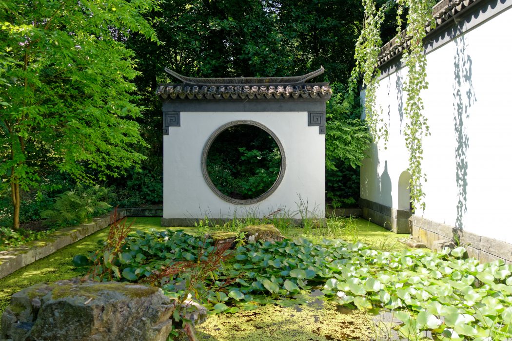 Das Bild zeigt den Chinesischen Garten im Botanischen Garten der Ruhr-Uni Bochum