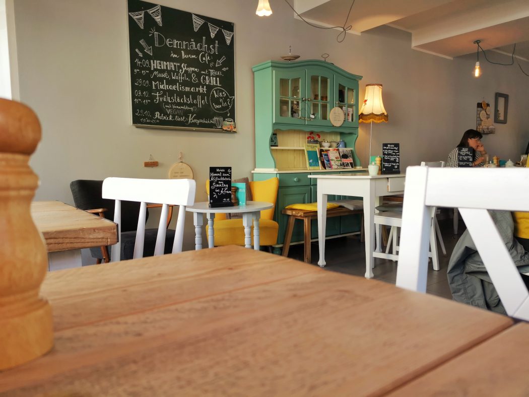 Das Bild zeigt das Café Kram von innen