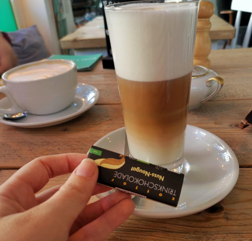 Das Bild zeigt einen Kaffee im Café Kram in Bottrop