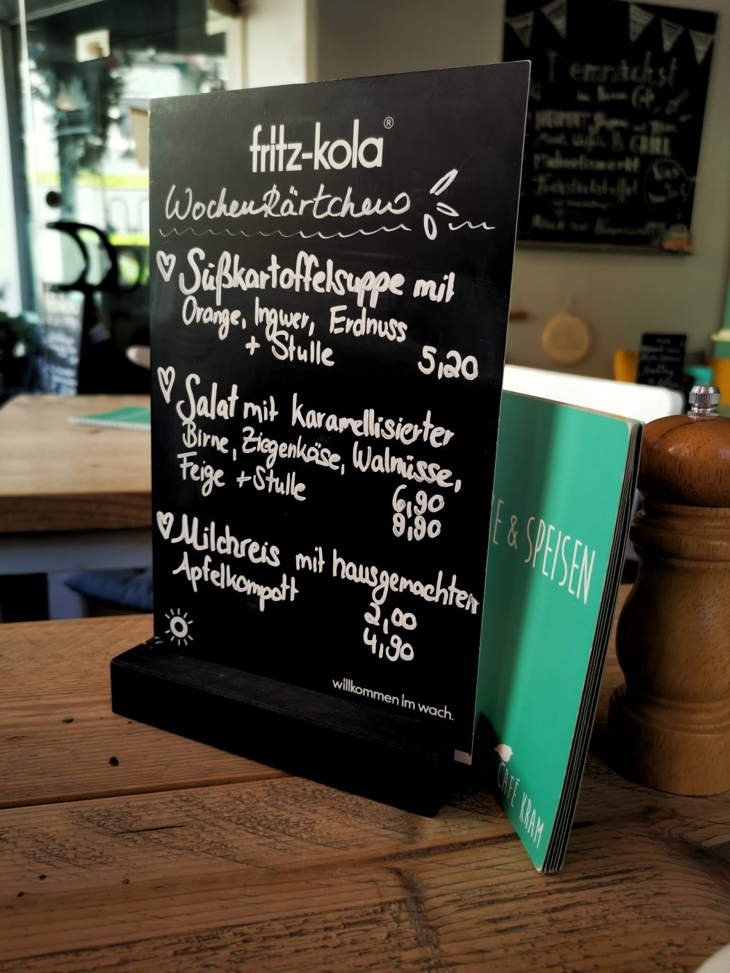 Das Bild zeigt die Wochenkarte des Café Kram in Bottrop