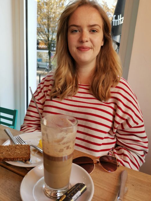 Das Bild zeigt eine Person im Café Kram