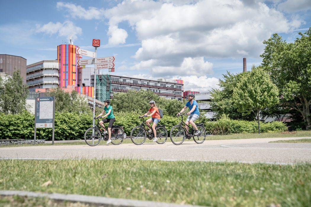Das Bild zeigt Fahrradfahrer an der Universität Duisburg-Essen