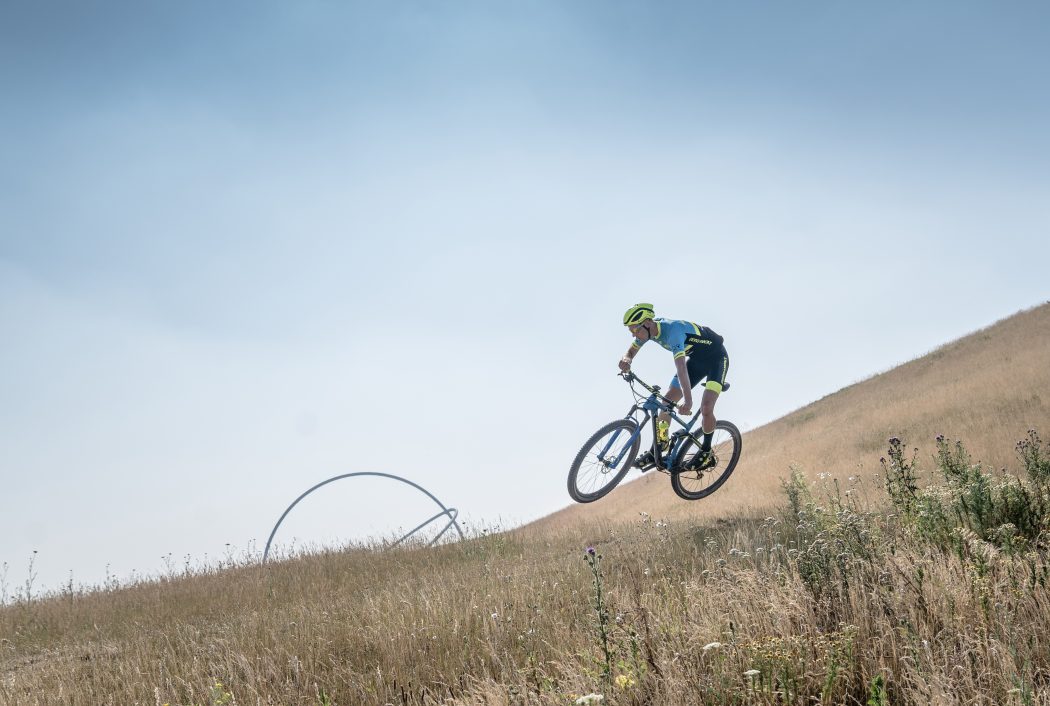 Das Foto zeigt einen Fahrradfahrer auf der Halde Hoheward