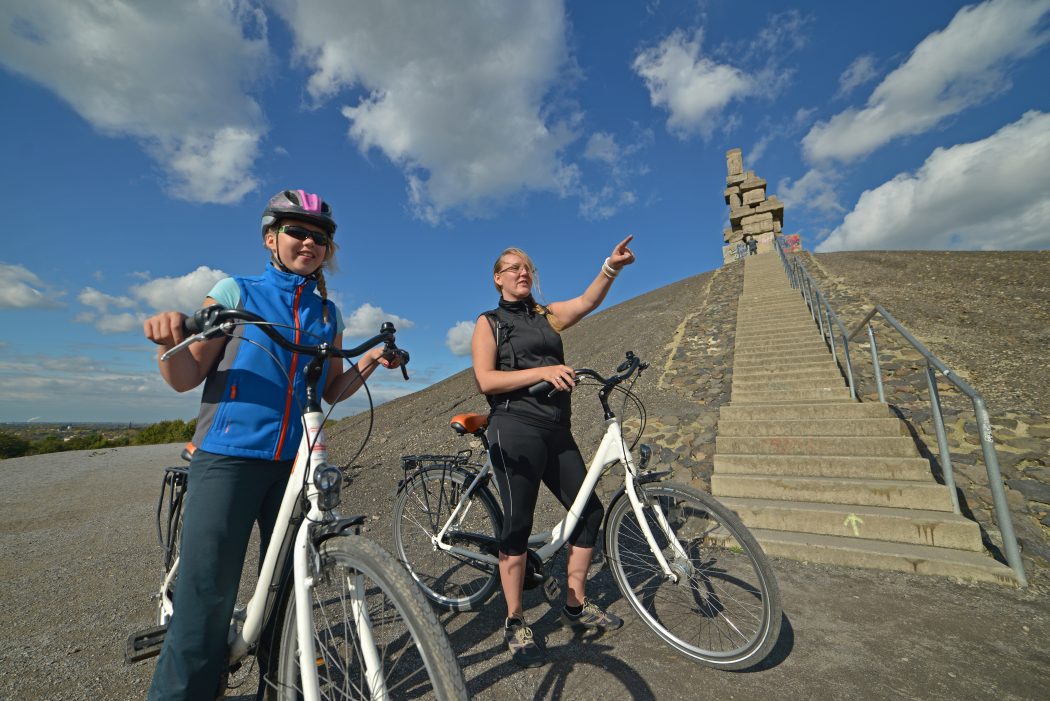 Das Foto zeigt Fahrradfahrer auf der Halde Rheinelbe