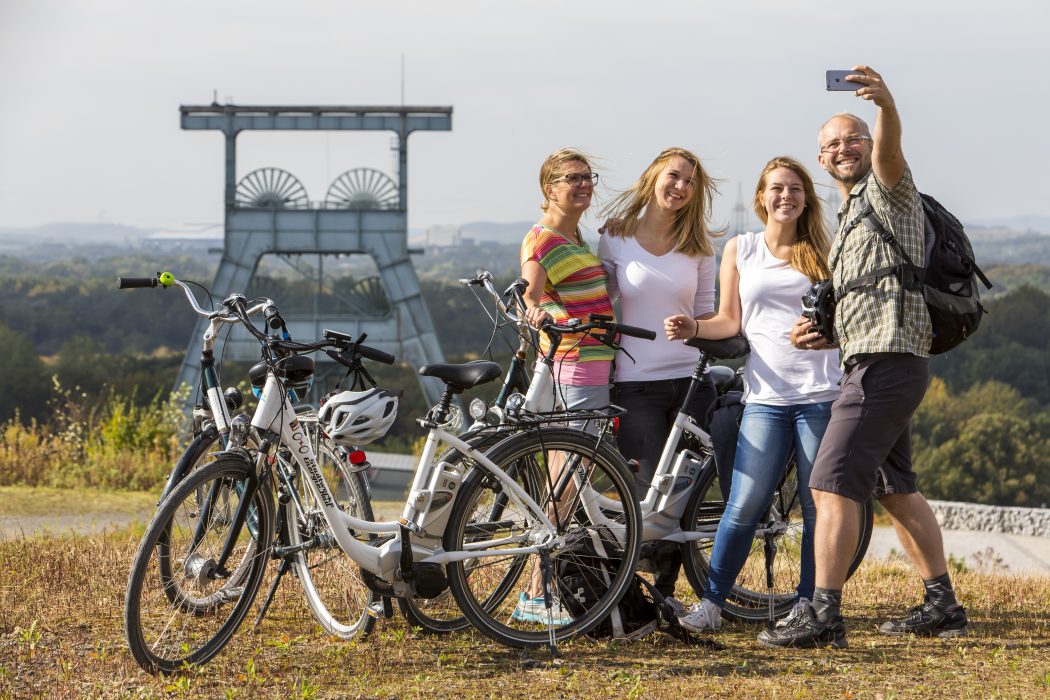 Das Bild zeigt Mitarbeiter der RTG mit Fahrrädern